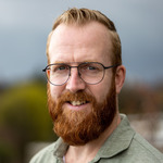 Een man met een baard en een bril