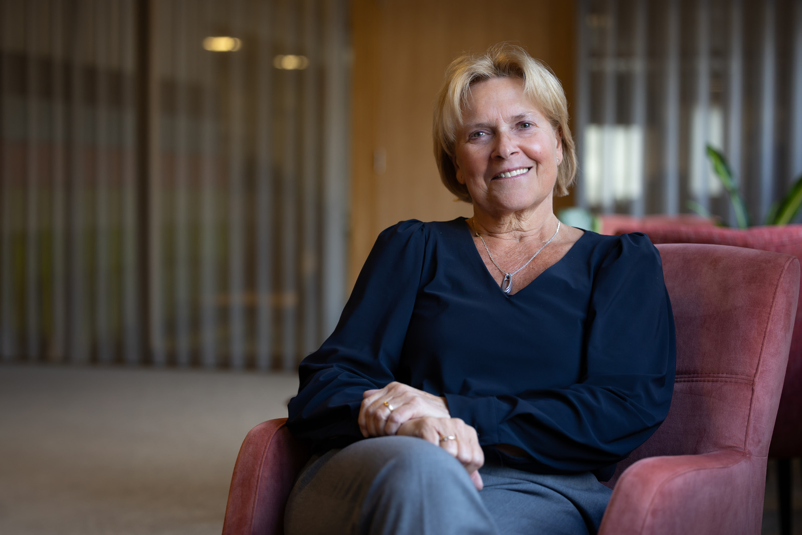 Vrouw zittend op een stoel