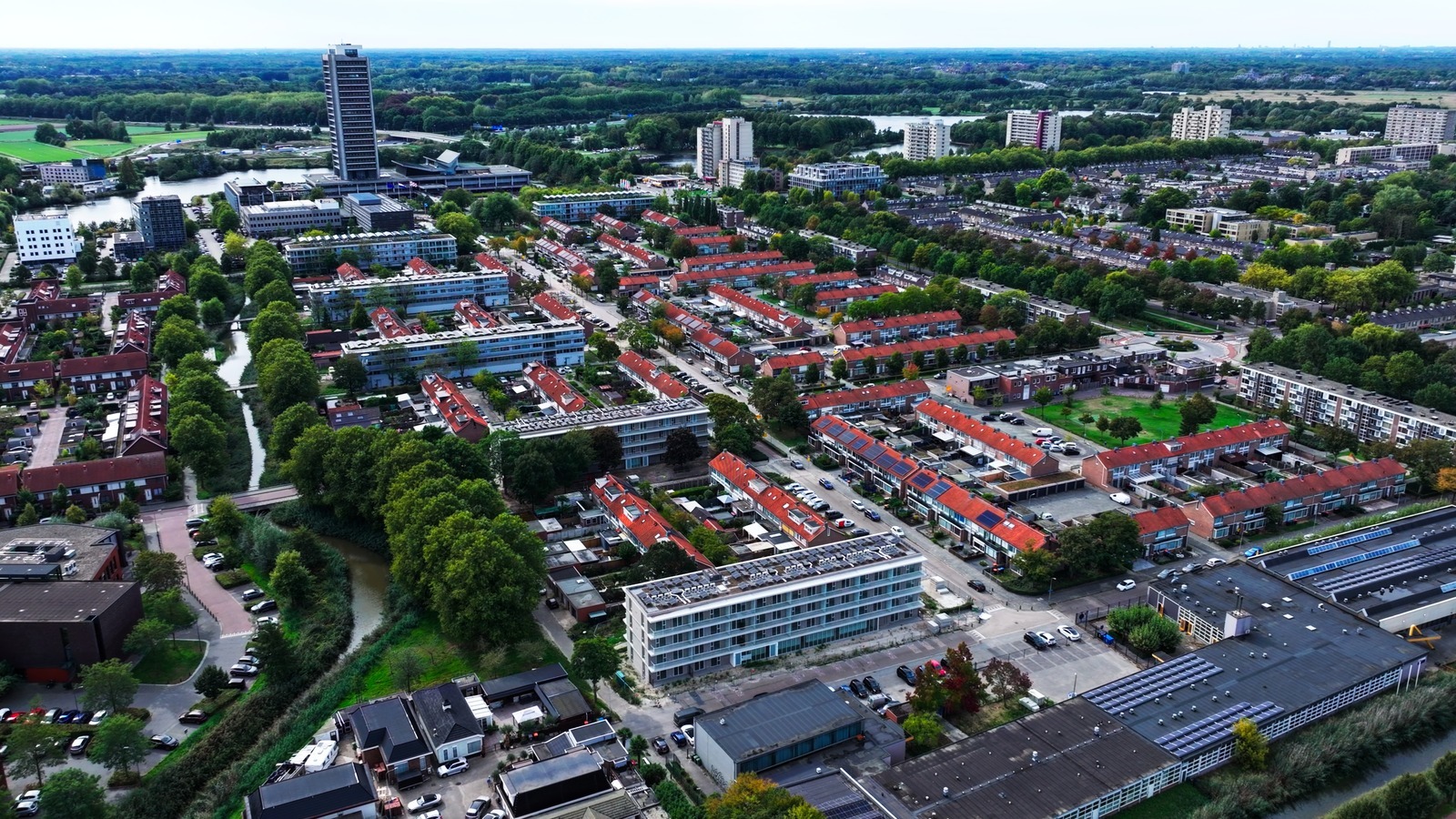 Wijk met diverse huizen en appartementengebouwen