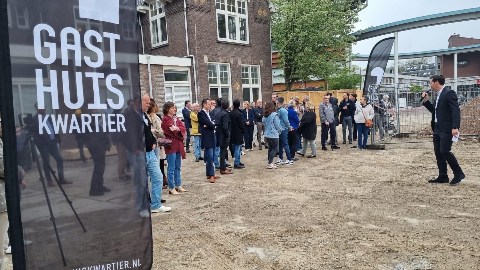 Wethouder Pieter Paul Slikker gaf donderdag 11 april samen met AM en Heijmans het officiële startsein voor de bouw van het Gasthuiskwartier