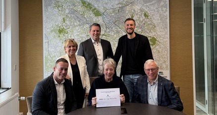 Achterste rij: Yvonne van Mierlo – Patrick Barské (Area) – Rik Compagne (wethouder Gemeente Meierijstad) Voorste rij: Mark Wonders (Woonmeij) - Jeanneke van Santvoort (Huurdersbelang Woonmeij) – Pim Quekel (Bewonersraad Area)