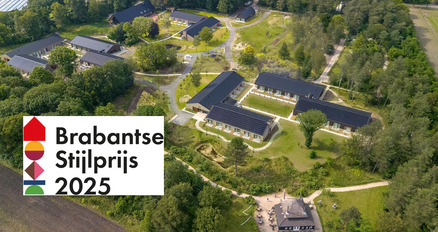 Op de foto de gebouwen van woonzorglocatie Nieuwe Hoeven en veel bomen