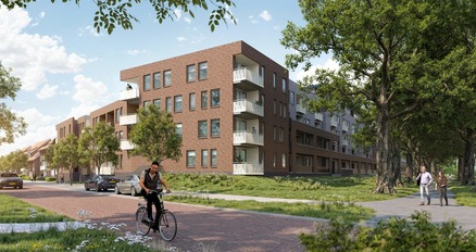 Een man die een fiets in een park berijdt