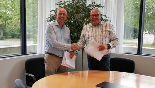 Eric van den Einden en Harrie Windmüller, bestuurders van Woonveste c.q. BrabantWonen, tekenen de ruilovereenkomst.