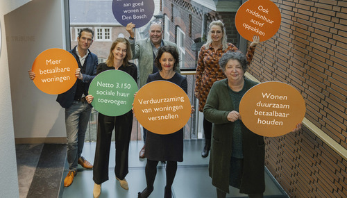 vlnr: Wethouder Pieter Paul Slikker, Simone van Raak (Zayaz), Harrie Windmüller (BrabantWonen), Marieke Vossen (JOOST), Elly Pansier (Mooiland), Diny Peters (SHP). Fotograaf Emmy de Graaf