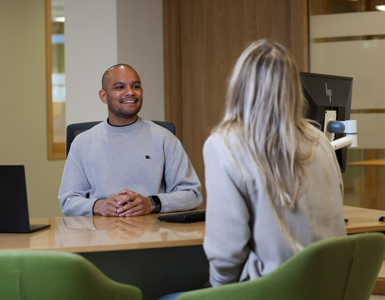 Man en vrouw aan een bureautafel