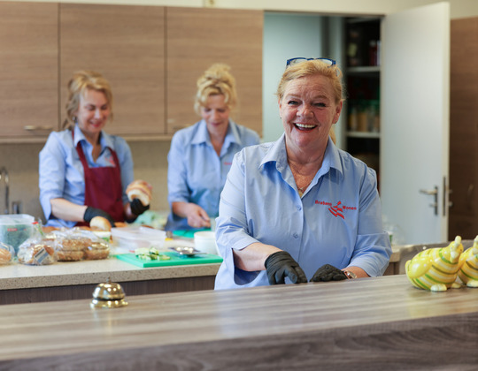 Op de afbeelding staan 3 vrouwen