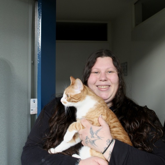 Een vrouw die een kat vasthoudt