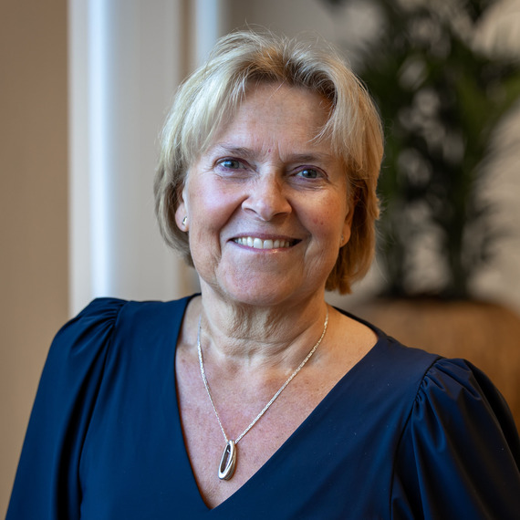 Een vrouw die glimlacht