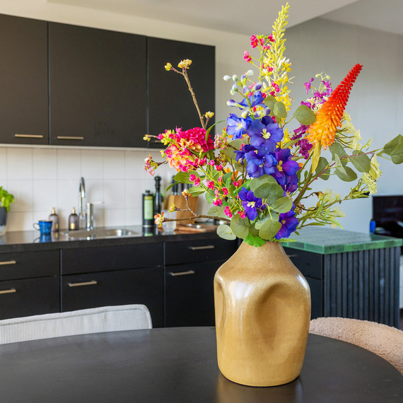 Een vaas met bloemen