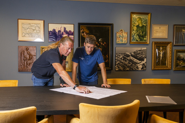 Bewoner Wim Snijder is blij met huismeesters Johan de Vree (L) en Ruben Pouwels (R)