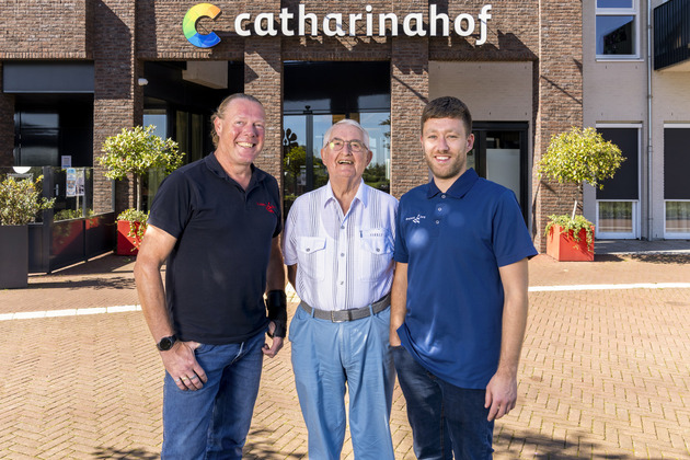 Bewoner Wim Snijder is blij met huismeesters Johan de Vree (L) en Ruben Pouwels (R)