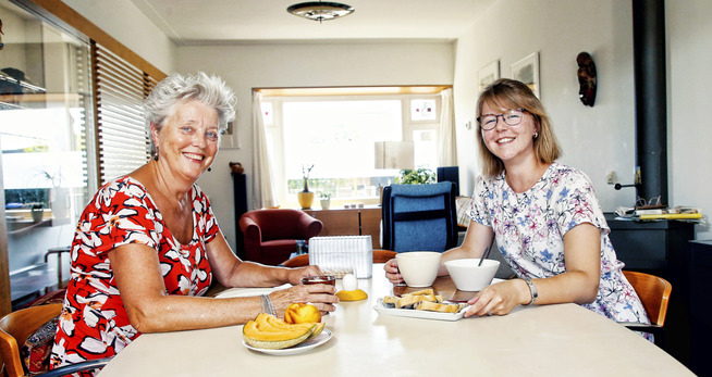 Twee dames aan het ontbijten
