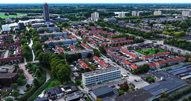 Wijk met diverse huizen en appartementengebouwen