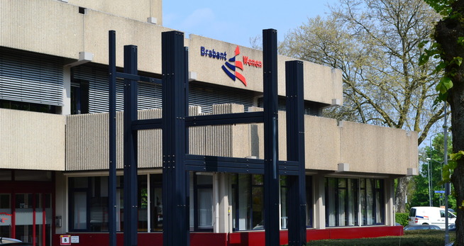 een gebouw met een uithangbord op de voorkant