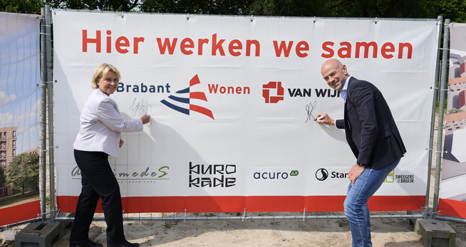 BrabantWonen en Van Wijnen tekenen overeenkomst voor bouw 148 appartementen in Boschveld Een man en een vrouw die op een teken schrijven