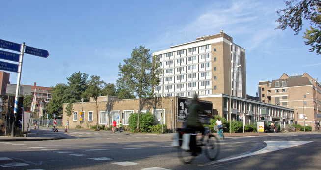 een persoon die op een fiets op straat rijdt