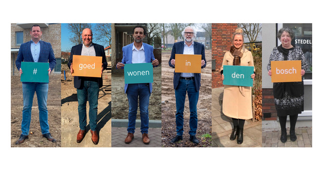 Een groep mensen met borden