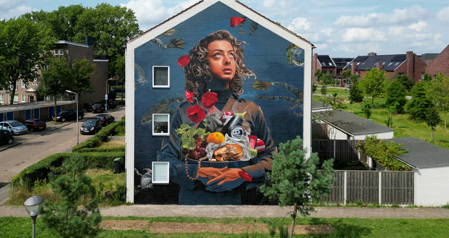 Museum Murals: Kunst aan de Marconistraat (Fotografie Studio Giftig) een muurschildering van een vrouw die een mand met voedsel vasthoudt