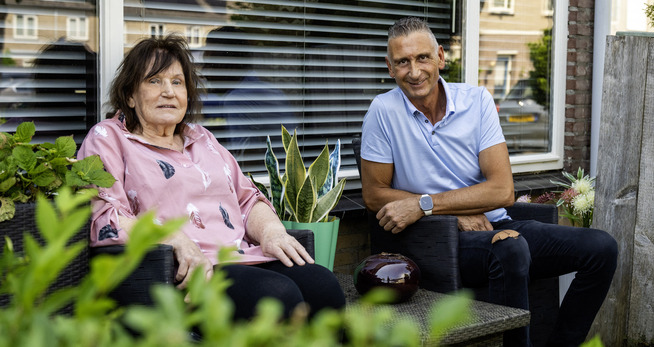 Moeder en zoon in de tuin van hun huis dat we gaan splitsen als testproject