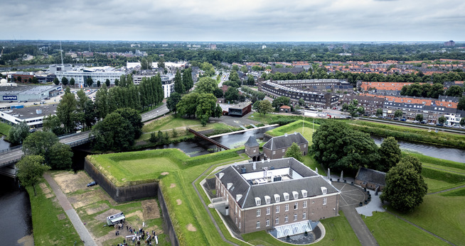 Citadelpoort overzicht Een groot gebouw omgeven door gras en gebouwen