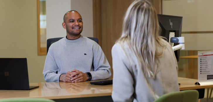 Man en vrouw aan een bureautafel