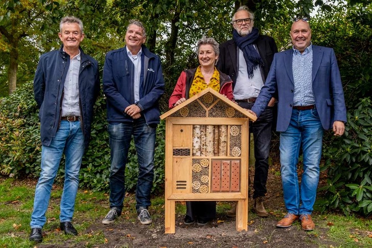 Van links naar rechts: Wethouder Rien Wijdeven, Ernest de Groot van Waterschap Aa en Maas, Carly Jansen van Mooiland, Rob Dekker van JOOST en Harrie Windmüller van BrabantWonen. Van links naar rechts: Wethouder Rien Wijdeven, Ernest de Groot van Waterschap Aa en Maas, Carly Jansen van Mooiland, Rob Dekker van JOOST en Harrie Windmüller van BrabantWonen.