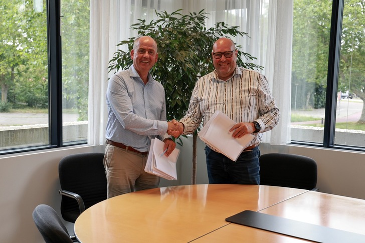 Eric van den Einden en Harrie Windmüller, bestuurders van Woonveste c.q. BrabantWonen, tekenen de ruilovereenkomst. Eric van den Einden en Harrie Windmüller, bestuurders van Woonveste c.q. BrabantWonen, tekenen de ruilovereenkomst.