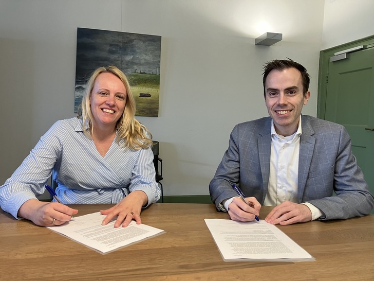 Maandag 22 april 2024 hebben wethouder Mike van der Geld en Minko de Weerd, directeur BrabantWonen de intentieovereenkomst Citadelpoort ondertekend voor de gebiedsontwikkeling van de Citadelpoort.