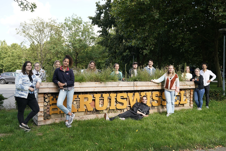 Bewoners bouwen samen insectenhotel aan Stadionlaan Bewoners bouwen samen insectenhotel aan Stadionlaan