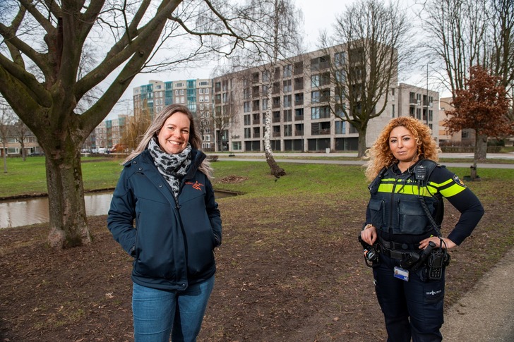 Wijkbeheerder Saskia Liebregts en wijkagent Khadija Erradi Ouazzani in Kruiskamp