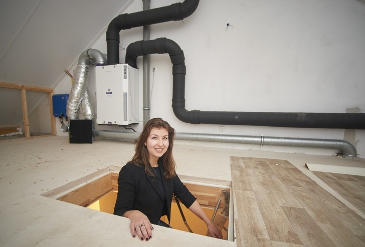 Erin Flanagan was een van de eerste bewoners van een gasloze en vooral energiezuinige woning in Oss. Foto Jeroen Appels/VAn Assendelft Erin Flanagan was een van de eerste bewoners van een gasloze en vooral energiezuinige woning in Oss. Foto Jeroen Appels/VAn Assendelft