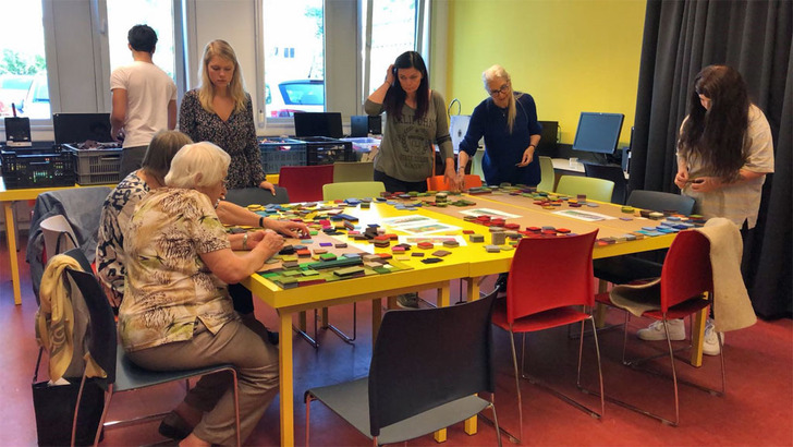 Wethouder Frank den Brok onthult kunstwerk Oostwal Wethouder Frank den Brok onthult kunstwerk Oostwal