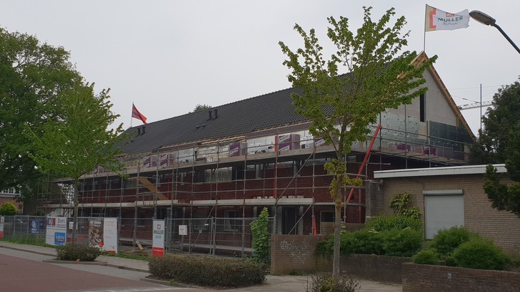 Vlag in top bij nieuwbouw 't Vijfeiken Heesch Vlag in top bij nieuwbouw 't Vijfeiken Heesch