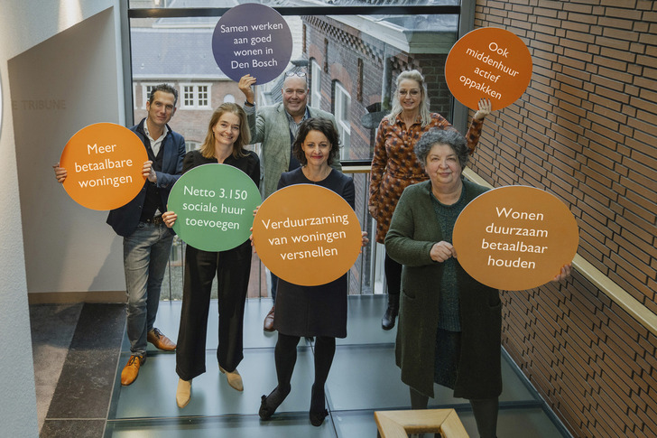 vlnr: Wethouder Pieter Paul Slikker, Simone van Raak (Zayaz), Harrie Windmüller (BrabantWonen), Marieke Vossen (JOOST), Elly Pansier (Mooiland), Diny Peters (SHP). Fotograaf Emmy de Graaf vlnr: Wethouder Pieter Paul Slikker, Simone van Raak (Zayaz), Harrie Windmüller (BrabantWonen), Marieke Vossen (JOOST), Elly Pansier (Mooiland), Diny Peters (SHP). Fotograaf Emmy de Graaf