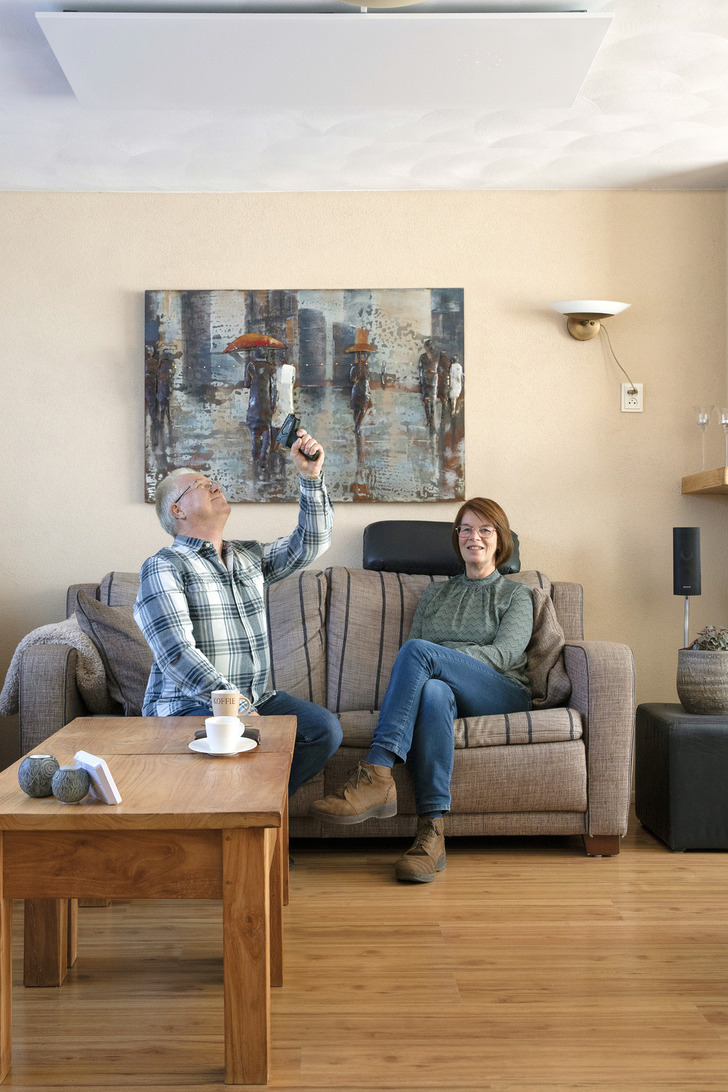 Jos pakt zijn warmtemeter en richt ‘m naar het plafond Jos pakt zijn warmtemeter en richt ‘m naar het plafond