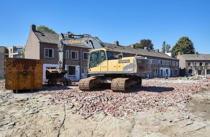 BrabantWonen is gestart met de sloop van de eerste woningen aan de Margarethalaan en de Hertog Godfriedstraat in Orthen-Links