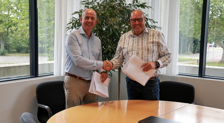 Eric van den Einden en Harrie Windmüller, bestuurders van Woonveste c.q. BrabantWonen, tekenen de ruilovereenkomst.