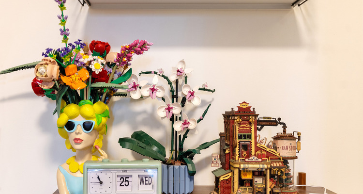 Bloemen op een tafeltje