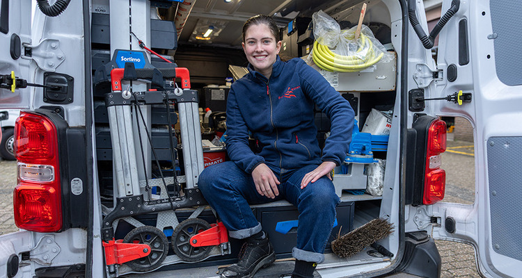 Jonge vakvrouw in een bus met materialen