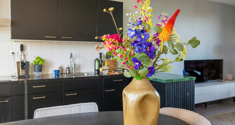 Een vaas met bloemen