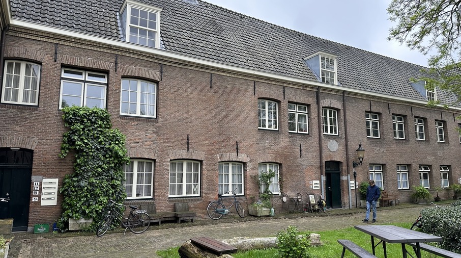 Hofje met woningen