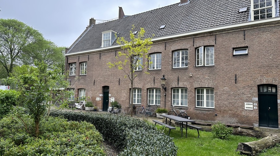 Hofje met woningen