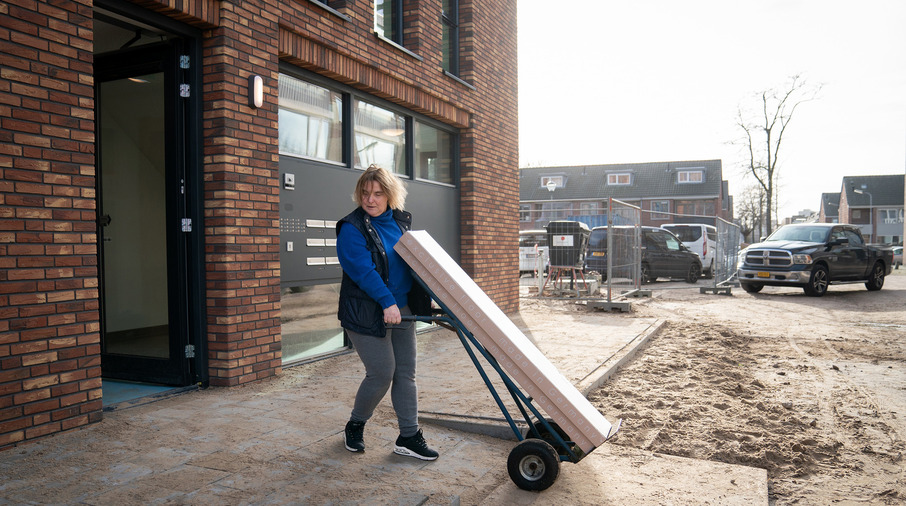 Bewoners gaan aan de slag in hun nieuwe appartement