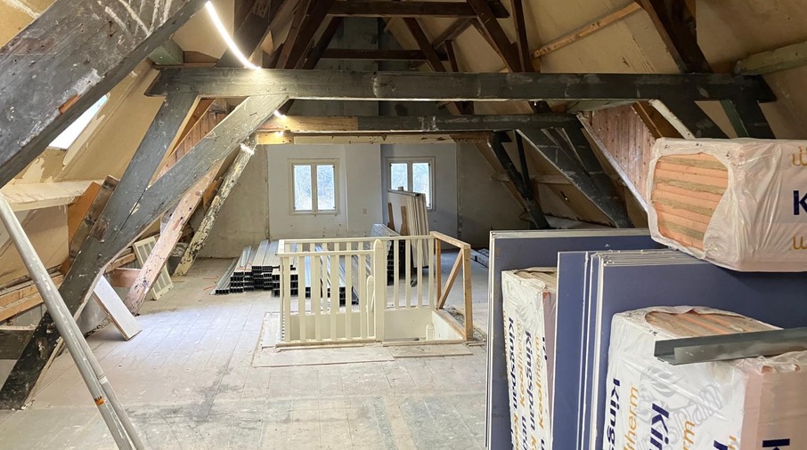 een kamer met een trap en een trap in het midden