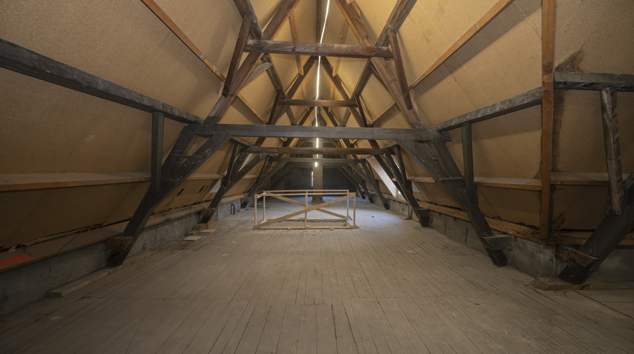 een houten vloer binnenin een gebouw