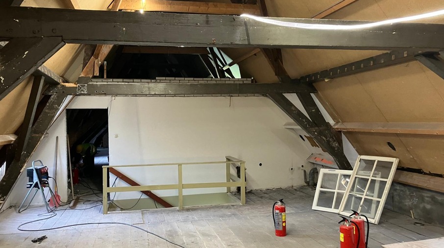 een kamer met dak en brandblusser