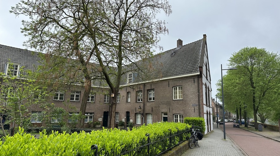 Hofje met woningen
