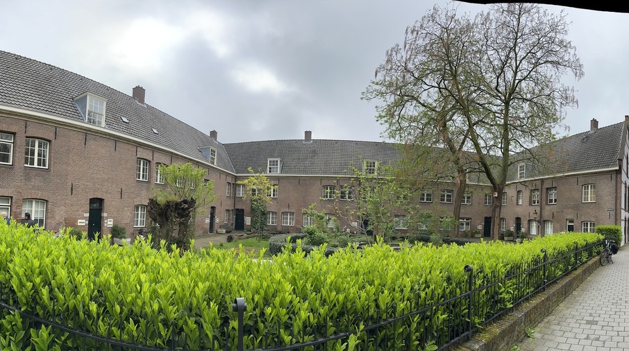 Hofje met woningen