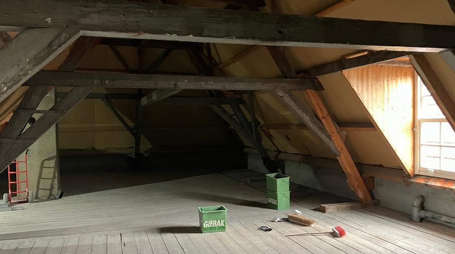 een houten vloer met een groene doos erop